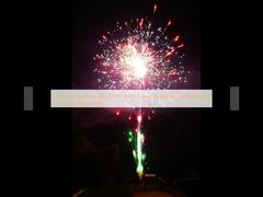 Chinees buiten groot consumententaartvuurwerk voor de viering van het bruiloftsfestival