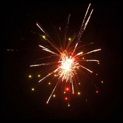 Het Chinese Cakevuurwerk Van de consument voor Nieuwjaarviering 1.4g Un0336 koekt Pyrotechnic