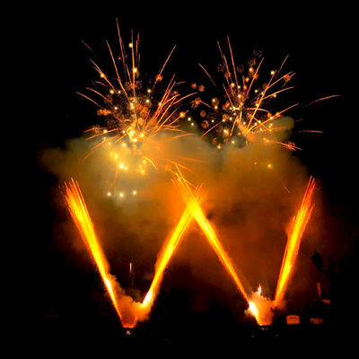 Liuyang Mandarin Factory Groothandel 1,2 inch 108 Schoten W Vorm Papieren Taart Vuurwerk 1.3g Un0335 Professioneel Gouden Taart Vuurwerk